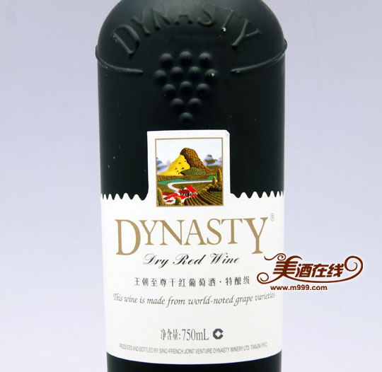 王朝至尊干红特酿级葡萄酒(750ml) 酒 评:王朝至尊干红特酿级葡萄酒(750ml)选用新疆产区40%梅鹿辄和60%赤霞珠精酿,经橡木桶陈酿6个月以上,口感柔和圆润,具有典型的热带水果香气; 规 格:750ml*6 酒 精 度:12% vol 葡萄品种:梅鹿辄、赤霞珠 搭配建议:适合搭配鸭肉、嫩羊肉等菜式。 王朝至尊干红特酿级葡萄酒(750ml)正面展示 王朝至尊干红特酿级葡萄酒(750ml)反面展示 王朝至尊干红特酿级葡萄酒(750ml)正面细节 王朝至尊干红特酿级葡萄酒(750ml)正