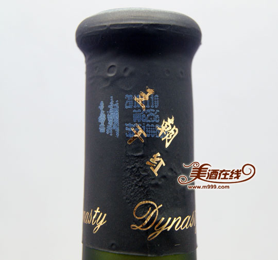 王朝珍藏橡木桶干红葡萄酒(750ml) 酒 评:王朝珍藏橡木桶干红葡萄酒(750ml)选用天津燕山山脉产区30%梅鹿辄和70%赤霞珠精酿,经木桶陈酿,酒窖瓶贮;酒体丰满口感细腻,有淡淡橡木香气。 规 格:750ml*6 酒 精 度:12% vol 葡萄品种:梅鹿辄、赤霞珠 搭配建议:适宜搭配煎、烤、炸等口味菜式,可去油腻。 王朝珍藏橡木桶干红葡萄酒(750ml)正面展示 王朝珍藏橡木桶干红葡萄酒(750ml)反面展示 王朝珍藏橡木桶干红葡萄酒(750ml)展示 王朝珍藏橡木桶干红葡萄酒(75